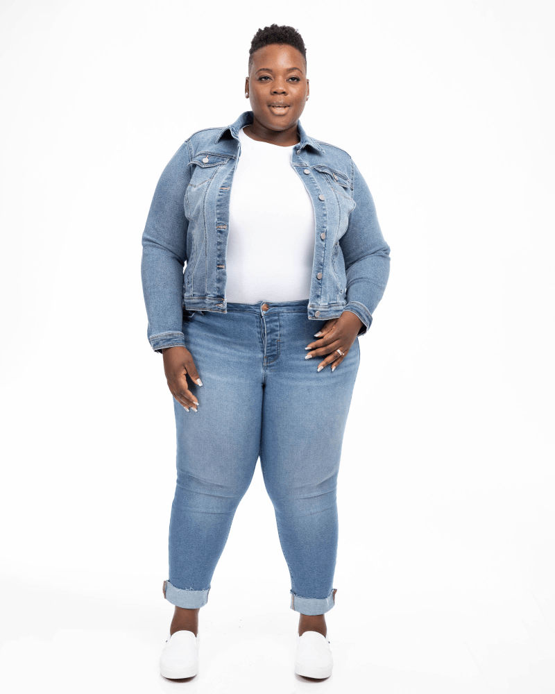 Front of a model wearing a size 0X Lula Classic Jean Jacket in Mariah by 1822 Denim. | dia_product_style_image_id:202940